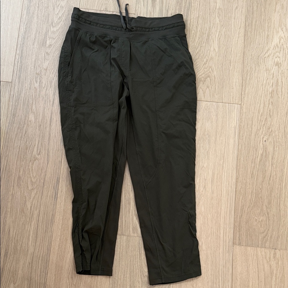 Lululemon Women’s Green Capri Pants